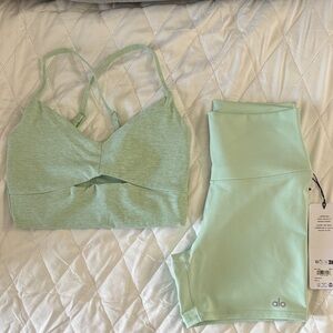 NWT ALO Yoga AloSoft Highlight Bra & Airbrush Shorts in Spearmint size S